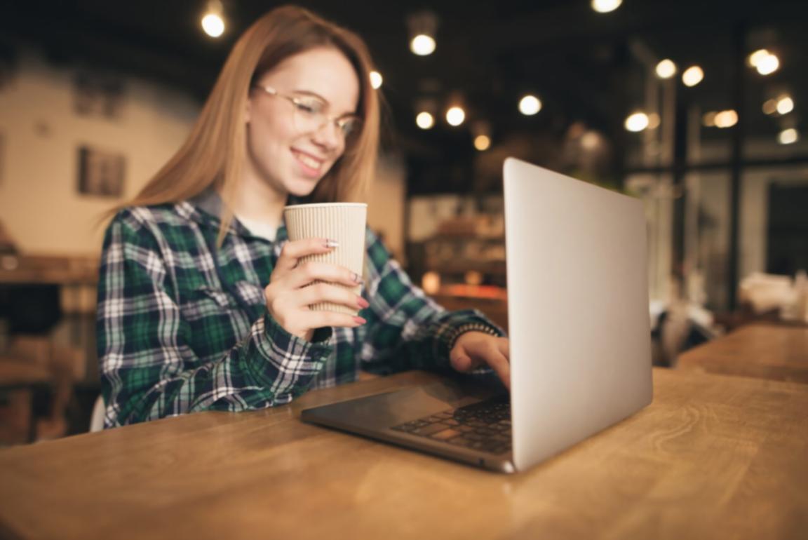Deelnemer werkt aan een financieel herstelplan tijdens masterclass